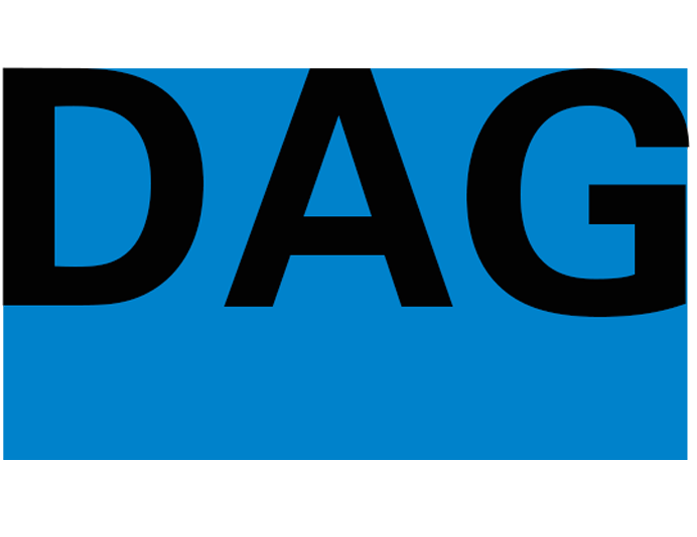 Logo der DAG schwarze Schrift blauer Hintergrund